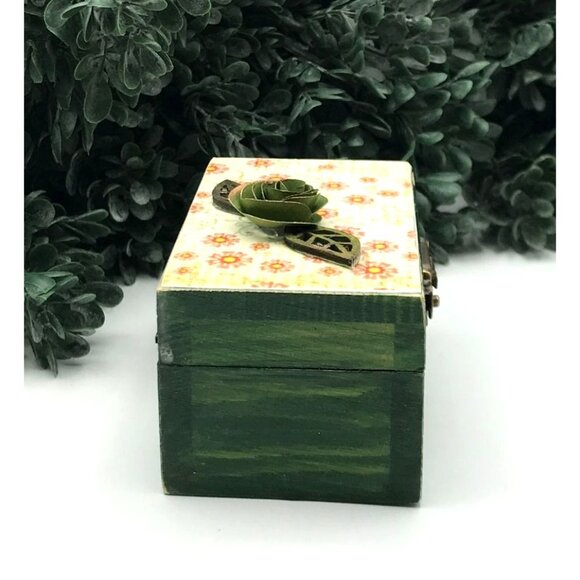 Decorative Small Green Wooden Trinket Box With Floral Design & Green Paper rose - Picture 3 of 5